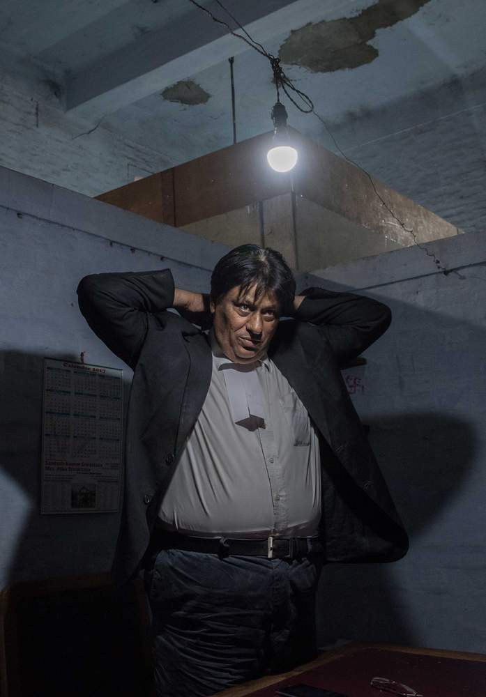 Dinesh Rai, som företräder flickorna som räddats i Freedom Firms razzior,  klär sig för rättssalen.